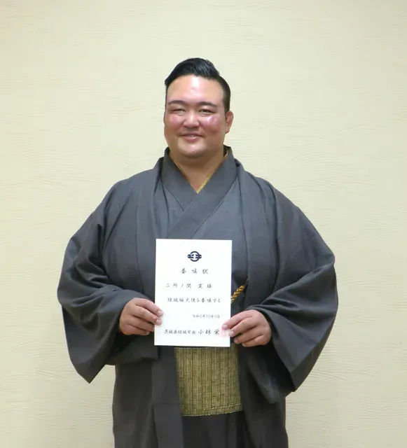 元横綱・稀勢の里、結城紬大使に　500万円の着物で力士育成に意気込み