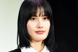 橋本愛、キュイーンとくびれたウエストを披露！シャネルのセットアップで腹筋ライン全開