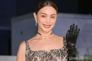 蛯原友里の美脚が際立つ！VOCE誌で披露のコーディネートに反響