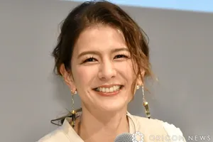 スザンヌ、制服姿で「呼び出し先生タナカ」に出演！37歳とは思えない美しさにファン歓喜