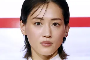 河合優実、新CM女王の座に迫る：綾瀬はるかの地位揺るぐ、本田翼の軌跡を重ねる下剋上の行方