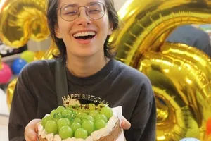 タレント・ホラン千秋、36歳の誕生日をサプライズでお祝い、瓶底眼鏡の意外な一面も披露