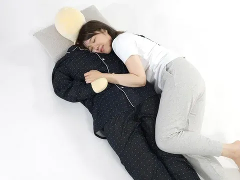 等身大の人型「推し抱き枕」発売！コスプレでリアルにあなたの推しを再現