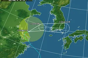 台風14号、再び日本に接近へ: 激しい雨と雷に警戒を