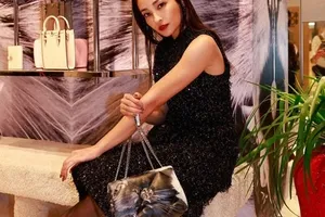 黒木メイサ、ToryBurchの猫テーマポップアップストアを訪問し、エレガントな黒ドレス姿でインスタグラムを更新