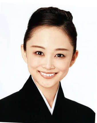 宝塚歌劇団星組トップ娘役舞空瞳、華麗なる退団公演で新たな旅立ちを告げる