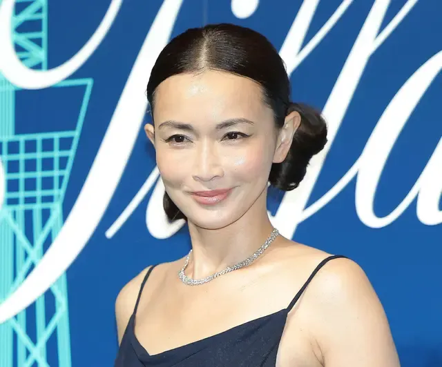 46歳・長谷川京子、ブラトップ×ジャケットの悩殺コーデで「ひねり」をアピール！ポール・スミス展覧会に感銘