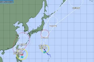 台風17号と18号が日本列島に接近、各地に強風と大雨の警戒を