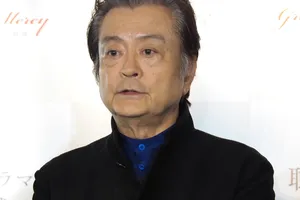 大和田伸也76歳、ダース・ベイダーに変身！立像との2ショットでファンを魅了「渋すぎる」「暗黒感スゴー！」