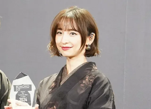 篠田麻里子、花と幾何学の着物で魅せる「KIMONOIST 2024」受賞　静かに咲くバラが繊細な美しさ