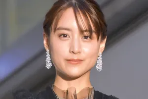 山本美月と麻生祐未、ドラマ撮影中の事故で負傷：早期回復と安全対策強化を願う