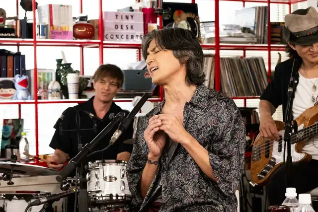 稲葉浩志、NHK「tiny desk concerts JAPAN」で圧巻のパフォーマンス、オフィスの小さな机で新たな音楽体験