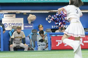 阪神タイガース、球団初連覇の夢潰れる　ヤクルトに敗れ３連敗