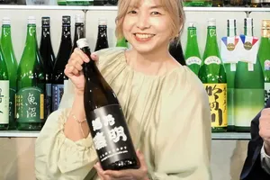 山口智子、金髪で若々しく還暦迎え日本酒の魅力語る　中田英寿主催イベントでハマり、昼飲みを推奨