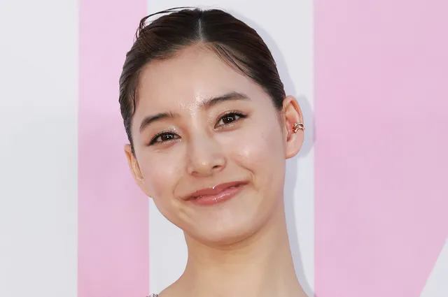 新木優子、私服のミニスカート姿で秋のセクシーカジュアルスタイルを披露！