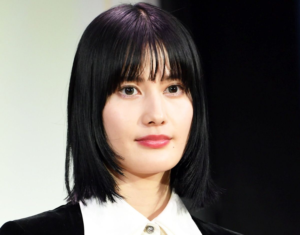 橋本愛、キュイーンとくびれたウエストを披露！シャネルのセットアップで腹筋ライン全開