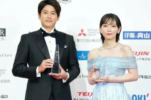 吉岡里帆と内田篤人、共にベストフォーマリスト賞受賞でエレガントな一夜を彩る