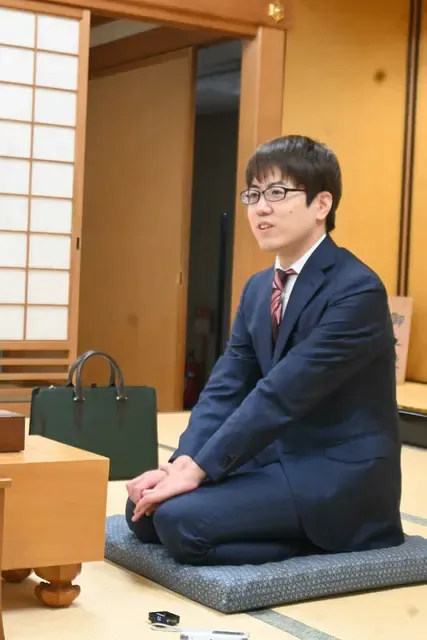 将棋界の新星・服部慎一郎六段「漫才経験が将棋強化に役立つ」