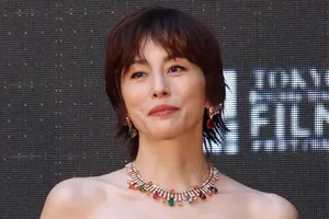 米倉涼子、東京国際映画祭に西田敏行さんの写真を持参　デコルテ際立つ黒いドレス姿でレッドカーペット