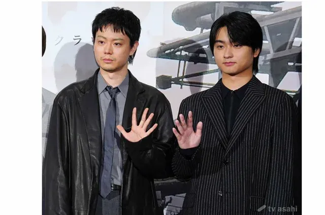 菅田将暉と奥平大兼、映画「Cloud クラウド」公開記念舞台挨拶で個性豊かなファッション対決