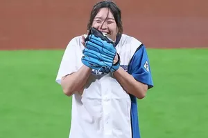 北口榛花、プロ野球CS始球式で魅了「65.80」背番号の日本ハムユニフォーム姿に喝采