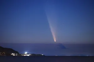 紫金山・アトラス彗星、千葉房総半島の夕空で肉眼でも美しく確認