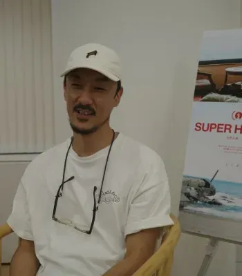 「SUPER HAPPY FOREVER」: 五十嵐耕平監督が語る、伊豆の海と奇跡の出会いを描く映画の真意と、演技未経験の俳優を起用した理由