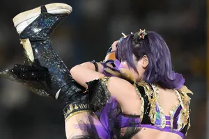 「女子プロレスラー・中野たむの始球式、まさに星飛雄馬!?」ド派手衣装で豪快なフォームが会場を沸かせる