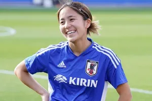 岩渕真奈、兄・岩渕良太の試合に応援！甥との琉球での楽しい時間