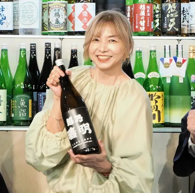 山口智子、金髪で若々しく還暦迎え日本酒の魅力語る　中田英寿主催イベントでハマり、昼飲みを推奨