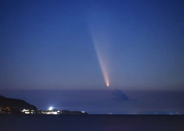 紫金山・アトラス彗星、千葉房総半島の夕空で肉眼でも美しく確認