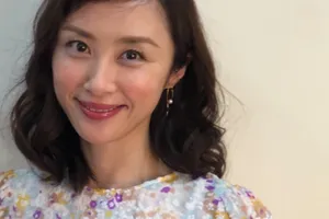 山口もえ、学生服姿で若さと美貌をアピール！「呼び出し先生タナカ」優等生ママNo.1決定戦スペシャル告知