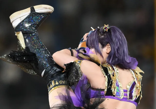 「女子プロレスラー・中野たむの始球式、まさに星飛雄馬!?」ド派手衣装で豪快なフォームが会場を沸かせる