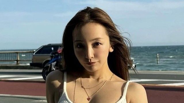 元AKB48・板野友美、海辺で夏の終わりを彩る白キャミソール姿をインスタグラムに公開