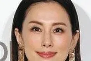 米倉涼子、LANVINの黒ロングドレスで圧巻の美しさ披露！フォロワーから絶賛の声