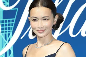 46歳・長谷川京子、ブラトップ×ジャケットの悩殺コーデで「ひねり」をアピール！ポール・スミス展覧会に感銘