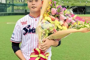 山崎、ファーム最終戦で本塁打、引退へ向けて神宮へ