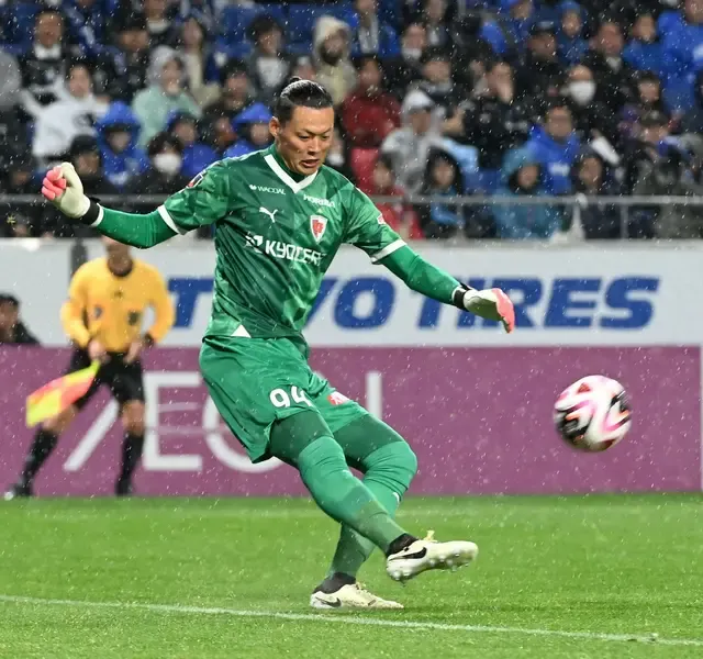 【京都サンガ】試合開始10分でGKク・ソンユンがレッドカード、10人で戦い続ける