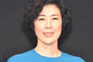 寺島しのぶと富司純子、親子の絆を彩る着物姿のショット公開