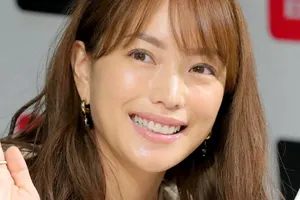 44歳の蛯原友里、美脚とクールスタイルで再び話題に