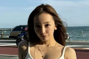 元AKB48・板野友美、海辺で夏の終わりを彩る白キャミソール姿をインスタグラムに公開