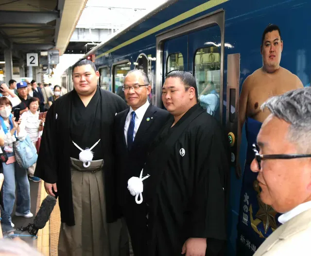 新大関・大の里が地元糸魚川でラッピング電車のお披露目、地元との絆と新たな活躍を誓う