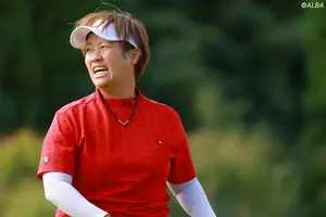 42歳福田侑子、8アンダーで単独首位！14歳佐藤涼音ら2位に迫る