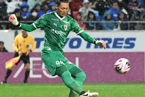 【京都サンガ】試合開始10分でGKク・ソンユンがレッドカード、10人で戦い続ける