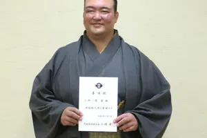 元横綱・稀勢の里、結城紬大使に　500万円の着物で力士育成に意気込み